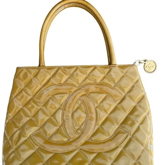 CHANEL QUILTED patent MEDALLION TOTE - Picture 6 of 15